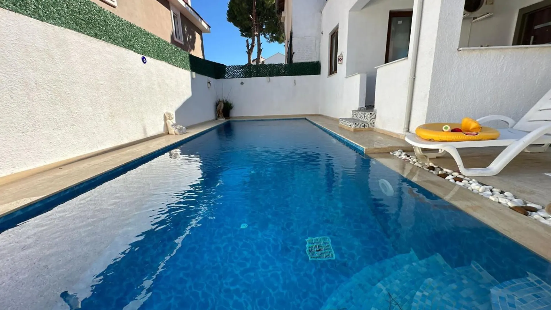 Alacatida Havuzlu Villa Cesme